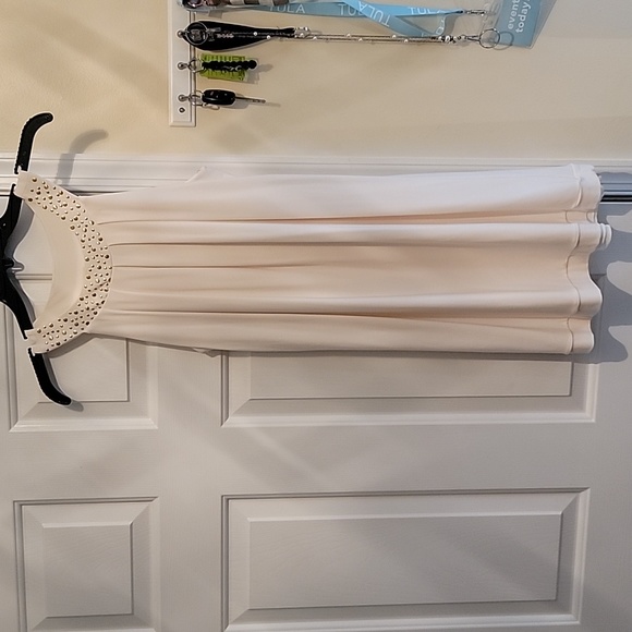 B Darlin Dresses & Skirts - Gorgeous cream and gold dress. Size 5 PRICE DROP!